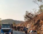 Carreta tomba na BR 354 em Formiga