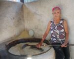 Comunidade do Quilombo: conheça a produção artesanal de farinha de mandioca