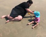 Mulher de sertanejo registra primeira vez da filha na praia: “Momentos impagáveis”