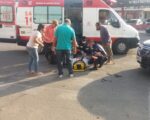 Acidente entre motocicleta e carro deixa mulher ferida