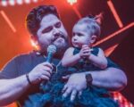 Sertanejo Cesar Menotti recebe visita especial durante show