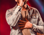 Dilsinho fica emocionado no palco do Festival Conecta em Divinópolis