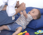 M&atilde;e pede ajuda para comprar cadeira adaptada para filho com paralisia cerebral