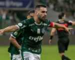 Palmeiras vence, segue na cola do Flamengo e afunda Cruzeiro na crise