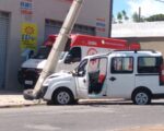 Batida de carro em poste deixa feridos