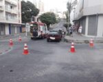 Acidente envolvendo três carros deixa jovem ferido no centro de Divinópolis