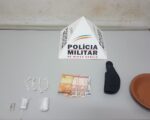 Polícia Militar recupera moto furtada e apreende drogas