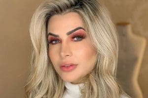 Cantora sertaneja se pronuncia ap&oacute;s ex-marido ser pego aos beijos com famosa atriz