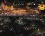 Marília Mendonça leva susto com fã se arriscando durante show surpresa em BH