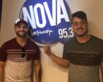 Dupla Juan Marcus e Vinicius visitam o estúdio da radio Nova Sertaneja