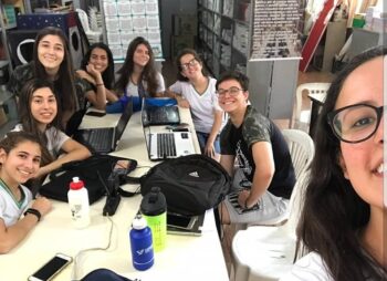 Grupo de estudantes em Divin&oacute;polis buscam ajuda para se apresentar no Peru