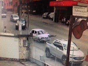 Motorista foge do local de acidente hoje no centro de Divin&oacute;polis