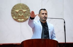 Dr. Hely critica roupa do deputado Cleitinho Azevedo e leva dura do colega parlamentar; caso viralizou na internet