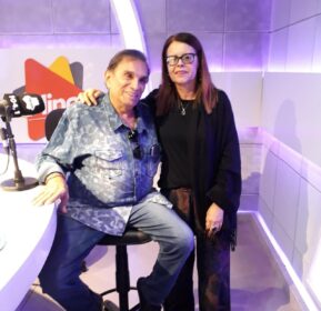 Ded&eacute; Santana visita o est&uacute;dio da Minas FM no programa Bate Papo da Tarde com Dirlene Magalh&atilde;es