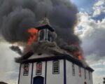 Incêndio destrói Igreja de Santa Rita de Cássia, no distrito de Sopa, em Diamantina, veja os videos