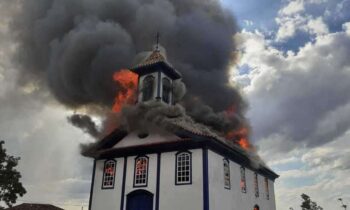 Inc&ecirc;ndio destr&oacute;i Igreja de Santa Rita de C&aacute;ssia, no distrito de Sopa, em Diamantina, veja os videos