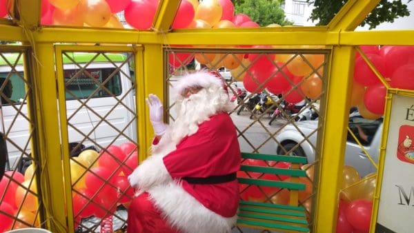 Papai Noel percorre as ruas de Divinópolis e faz a alegria da criançada