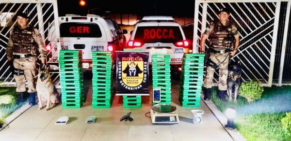 Polícia prende trio e apreende 283 barras de maconha em Itaúna
