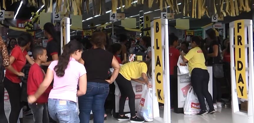 Black Friday leva centenas de consumidores às ruas e as lojas de Divinópolis