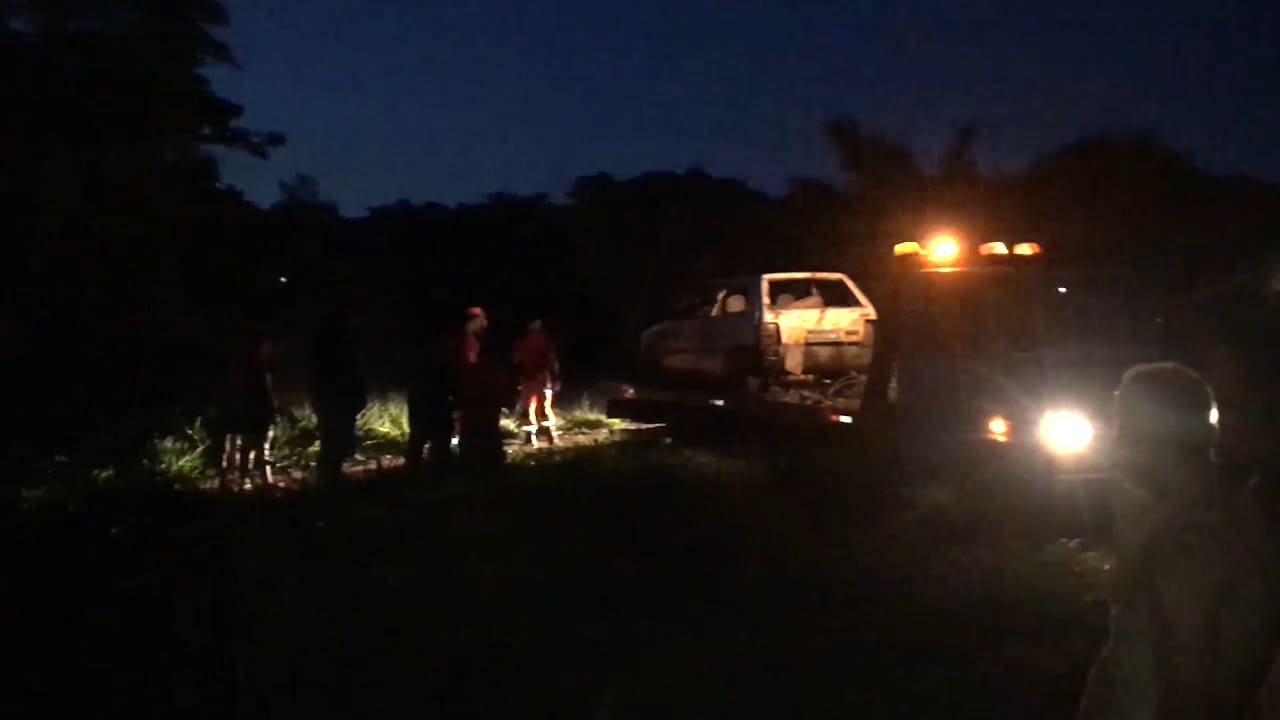 Bombeiros retiram carro que caiu dentro de lago em Divinópolis