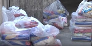 Volunt&aacute;rios da Associa&ccedil;&atilde;o La&ccedil;os e Abra&ccedil;os mant&ecirc;m assist&ecirc;ncia a fam&iacute;lias para continuar legado da fundadora