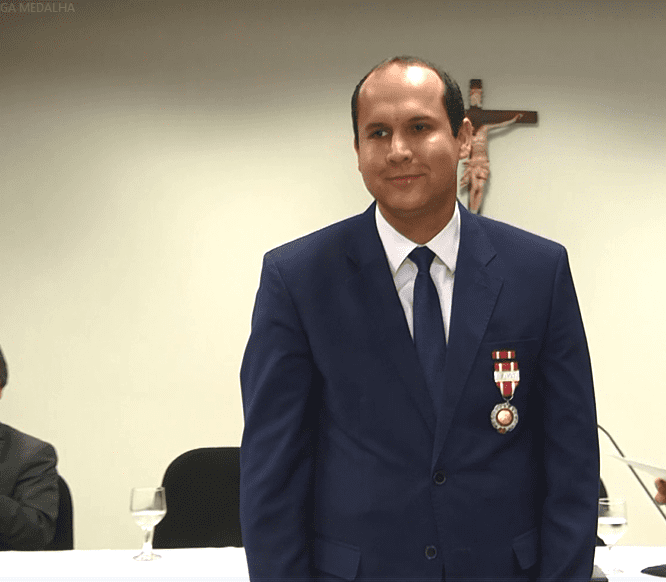 Delegado regional recebe medalha desembargador Hélio Costa