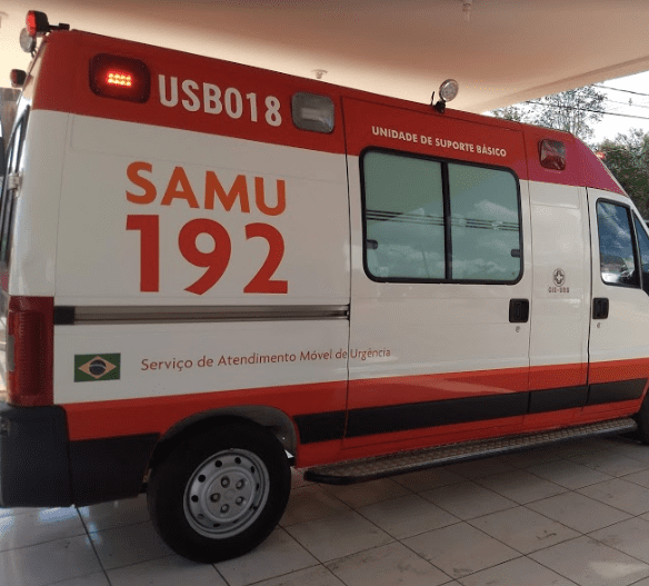 Samu resgata vítima em estado grave após batida entre carro e moto na MG-252