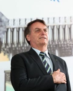 Bolsonaro leva tombo no banheiro e vai para hospital em Bras&iacute;lia