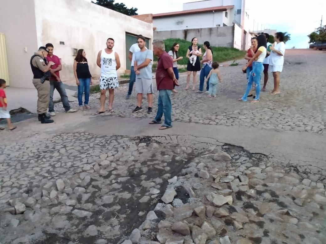 Moradores do Jardinópolis fazem protesto pedindo melhoria nas ruas do bairro