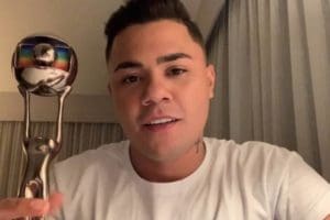 Felipe Ara&uacute;jo agradece ap&oacute;s ganhar Trof&eacute;u Doming&atilde;o