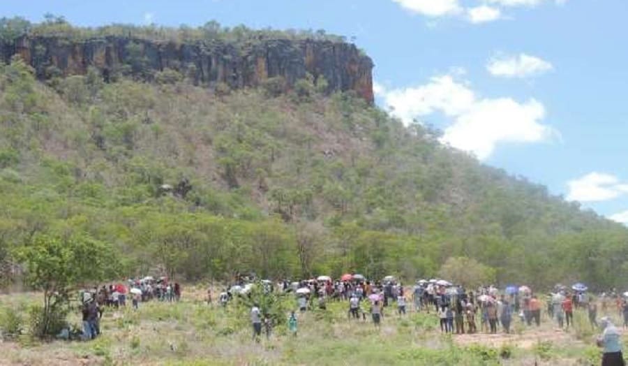 Suposta aparição de Nossa Senhora em gruta atrai centenas de fiéis no Norte de Minas