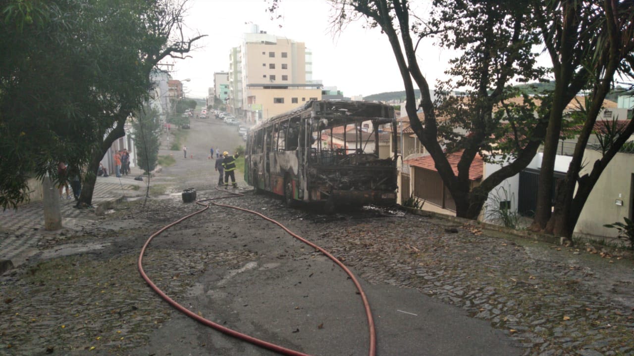 Ônibus usado como lanchonete pega fogo em Divinópolis