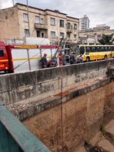 Jovem rouba celular em BH, foge algemado da PM e pula no Ribeir&atilde;o Arrudas