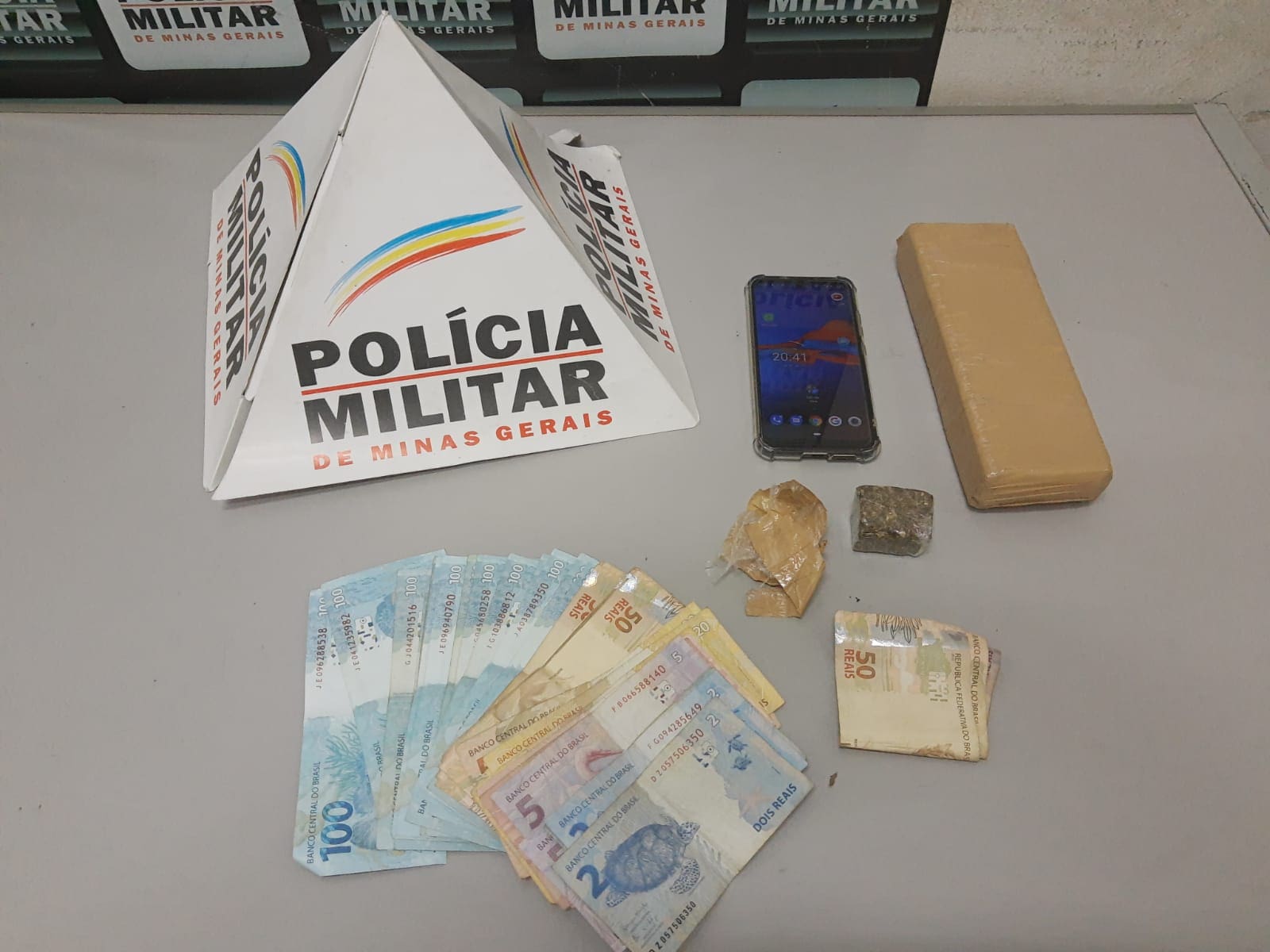 PM apreende barras de maconha e R$2.900,00 com casal
