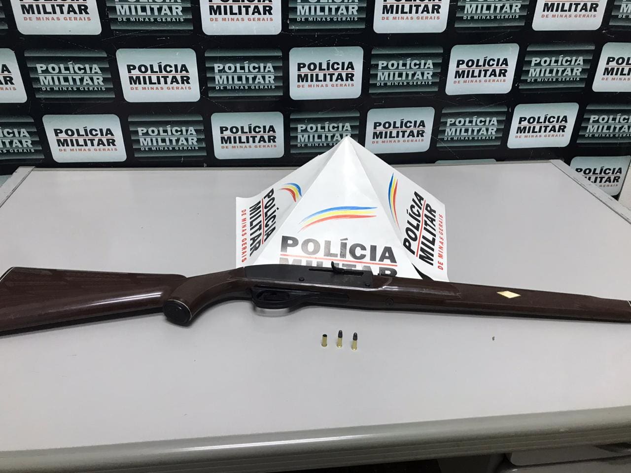 Homem é preso com espingarda e munições após denúncia