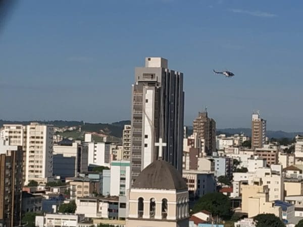 Helicóptero da Polícia monitora ação de retirada dos camelôs e fiscaliza bairros de Divinópolis
