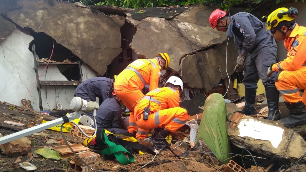 Idosa fica presa em escombros após casa desabar em Divinópolis