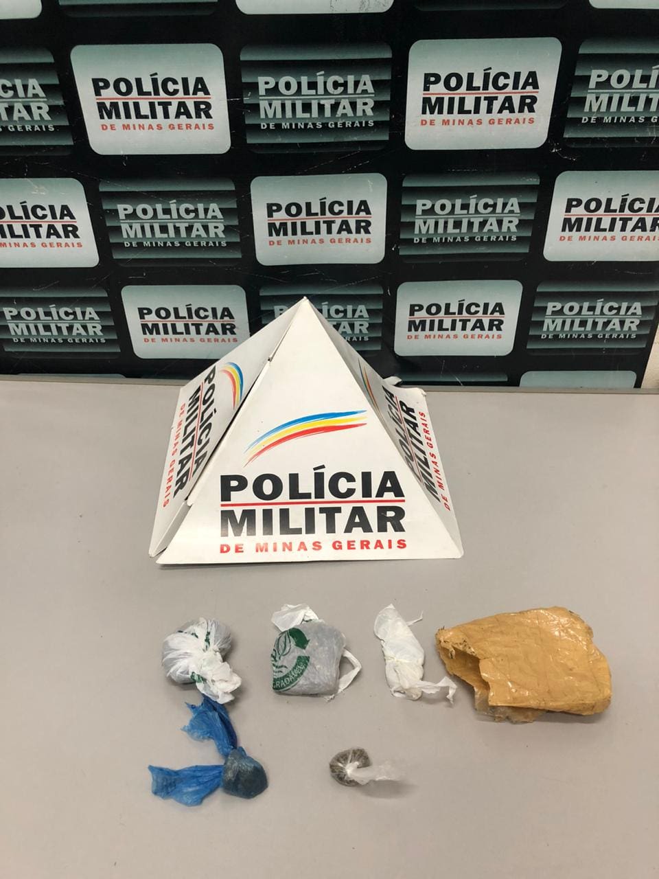 Mulher é presa com drogas após denúncia