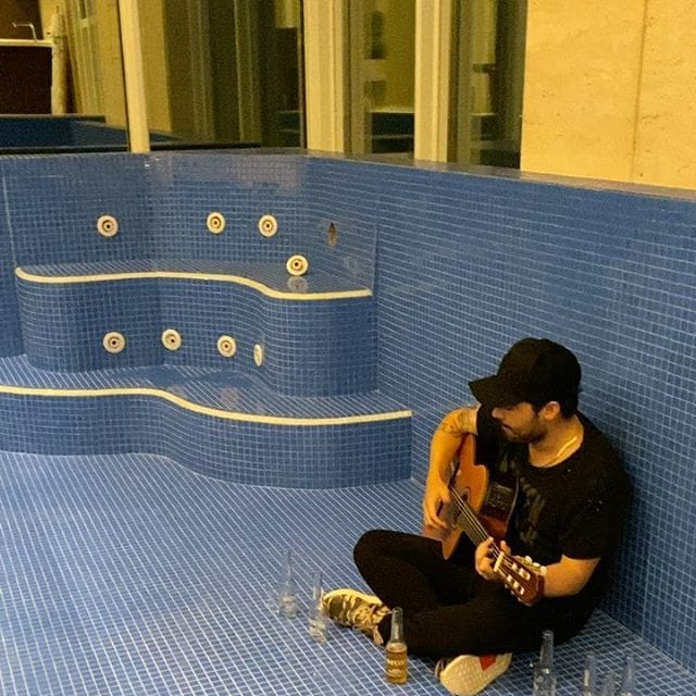 Após término com Maiara, Fernando Zor canta em piscina vazia e famosos fazem piada pela sofrência