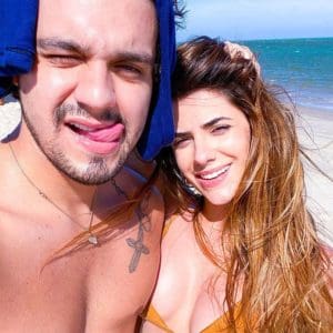 Luan Santana eleva a temperatura na web ao posar na praia