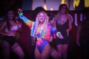 Luisa Sonza empina bumbum usando body cavado