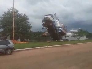 V&iacute;deo mostra quando caminh&atilde;o vira e joga barco no rio Guapor&eacute; em Rond&ocirc;nia