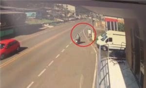V&iacute;deo flagra motociclista embriagado atropelando idoso no Oeste de SC; ele foi detido