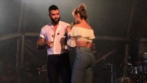 Live de Gusttavo Lima tem piada com tamanho do p&ecirc;nis do cantor e look do Toninho do Diabo