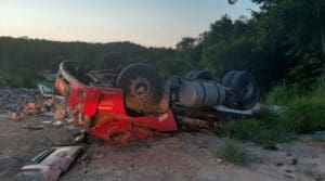 Homem fica preso e morre ap&oacute;s carreta tombar na BR-251, em Francisco S&aacute;