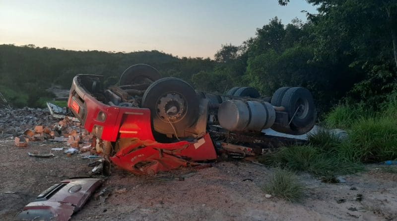 Homem fica preso e morre após carreta tombar na BR-251, em Francisco Sá