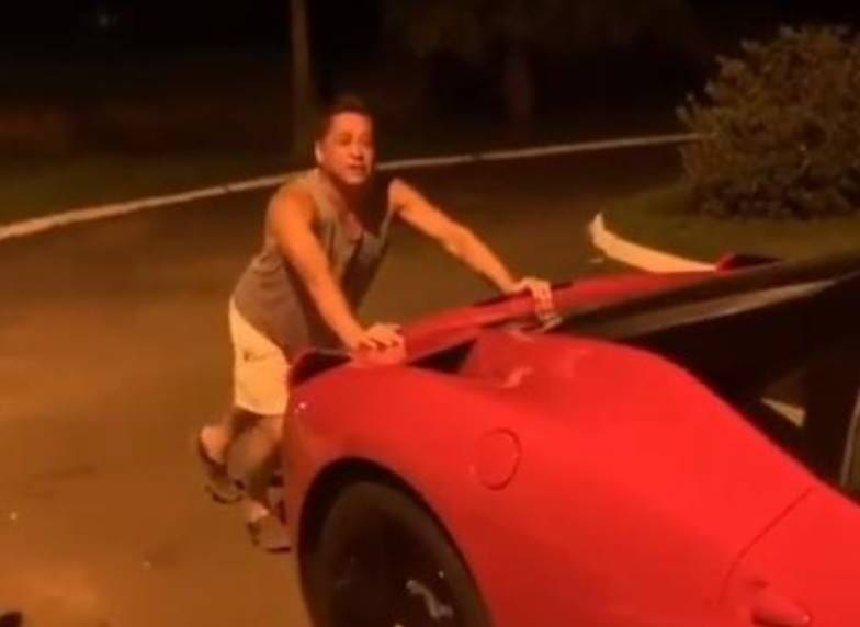 Leonardo empurra carro de luxo após ficar sem combustível