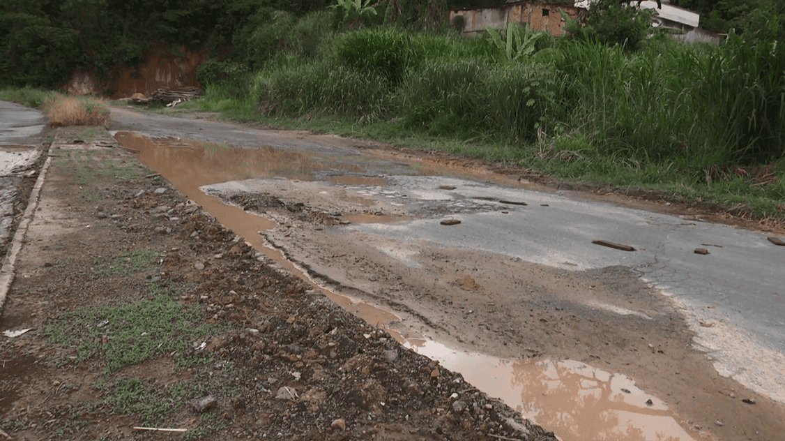 Moradores do bairro Maria Helena reclamam dos buracos, lama e esgoto há mais de três meses sem solução