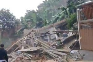 Vídeo registra momento do deslizamento de terra sobre casa em Ibirité