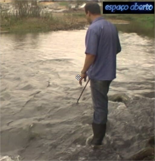 Atravessando o Itapecerica com água na canela